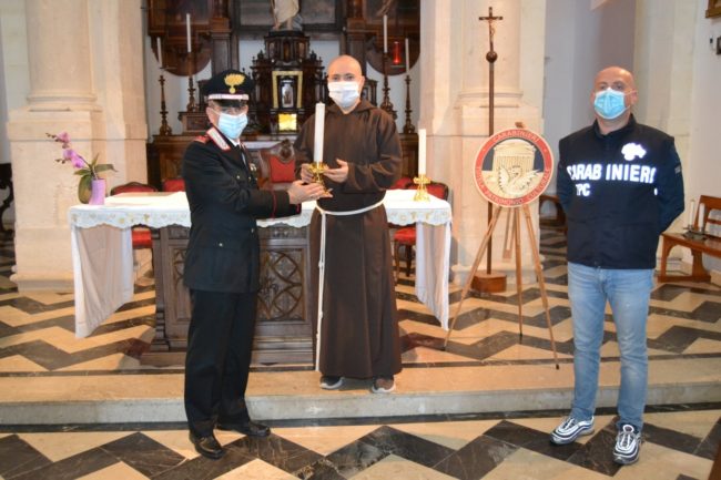 Furto in chiesa, ruba due candelieri barocchi per rivenderli: arrestato 54enne