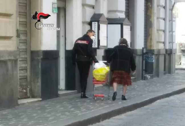 Carabiniere vede anziana in difficoltà mentre spinge il carrello della spesa e la accompagna fino a casa