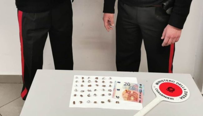 In giro nel quartiere con 37 dosi di hashish: manette per un 37enne