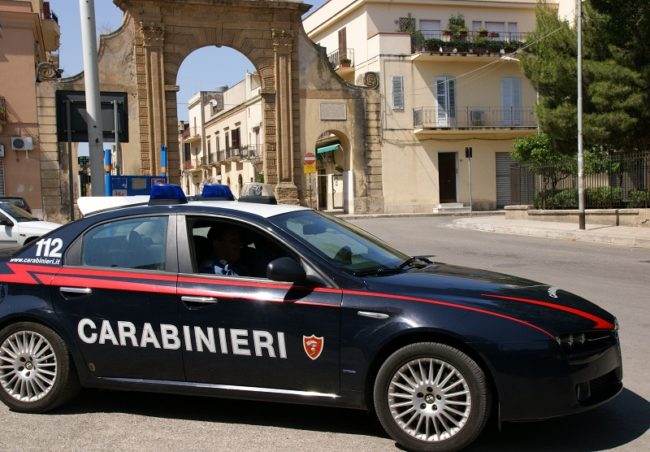 Fermato senza patente e assicurazione ma con droga aggredisce i militari: arrestato 22enne