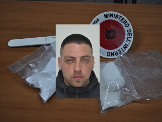 Cocaina nelle parti intime e nella caviglia, inseguimento lungo la A18: arrestato 26enne