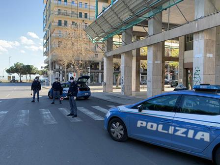 Troppi assembramenti a Catania, interviene la Polizia di Stato per controllare file e distanza di sicurezza – FOTO