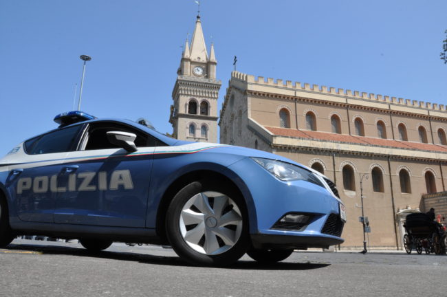 Violenza tra le mura domestiche, offese e aggressioni ripetute ai parenti: due divieti di avvicinamento