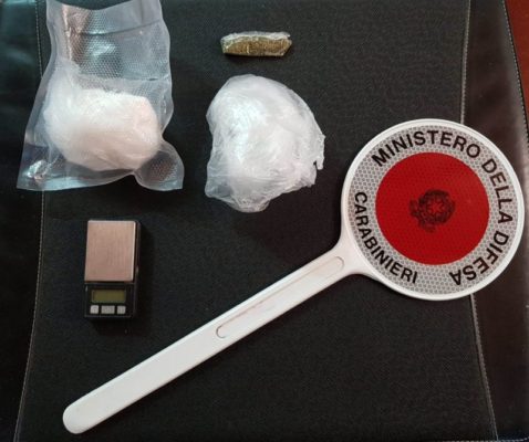 Resistenza a pubblico ufficiale e tentata fuga: padre e figlio beccati con la cocaina