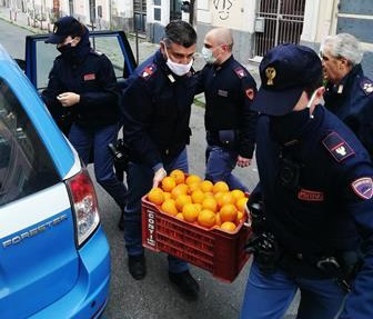 A Catania continua la solidarietà degli agenti: donati vari generi alimentari ai meno fortunati