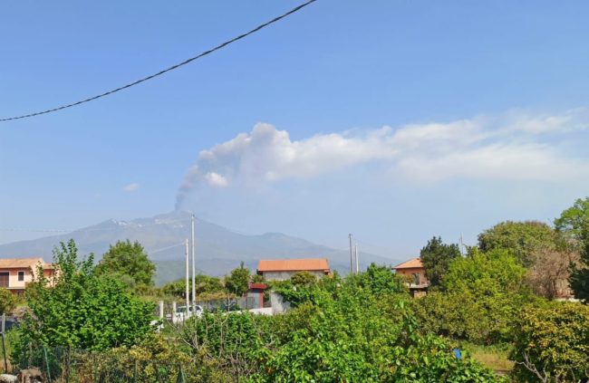 Spettacolo Etna, pennacchio di cenere e fontana di lava: la comunicazione dell’INGV