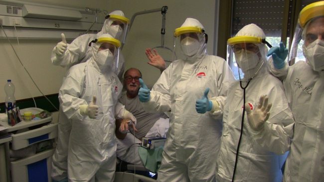 Coronavirus, bergamasco guarito in Sicilia torna a casa: Ettore Consonni accolto dagli applausi di vicini e parenti