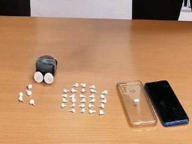 Cocaina e crack nascosti nel vano motore dell’auto: ai domiciliari 30enne