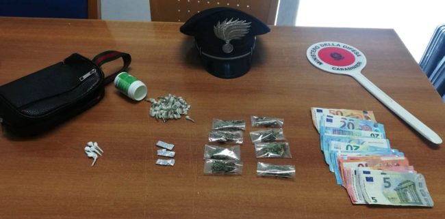 Droga “per tutti i gusti”, 20enne fugge al posto di blocco: inseguito e arrestato