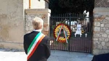 Cimiteri chiusi per emergenza Corovavirus, ad Agrigento sindaco rende omaggio ai defunti con dei fiori