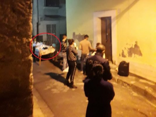 Tavolata di 10 metri, vino, birra e carne sulla griglia: l’arrivo della polizia ferma tutto