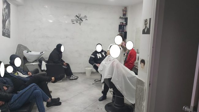 A Librino in sette da un barbiere abusivo per farsi tagliare i capelli: denunce e sanzioni