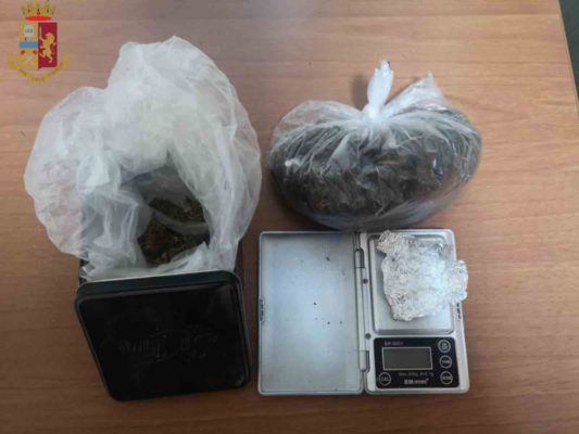 Tenta di allontanarsi alla vista dei poliziotti e getta involucro con droga: 30enne arrestato