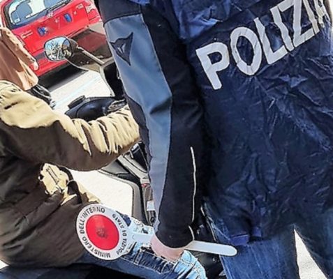 Sorpreso fuori casa con una dose di cocaina e soldi in tasca: in manette 19enne. Indagini in corso