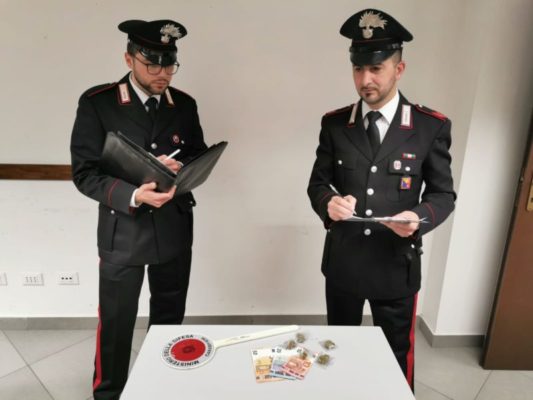 Hashish, marijuana e soldi, blitz dei carabinieri alla Zisa: arrestato 26enne, denunciato minore
