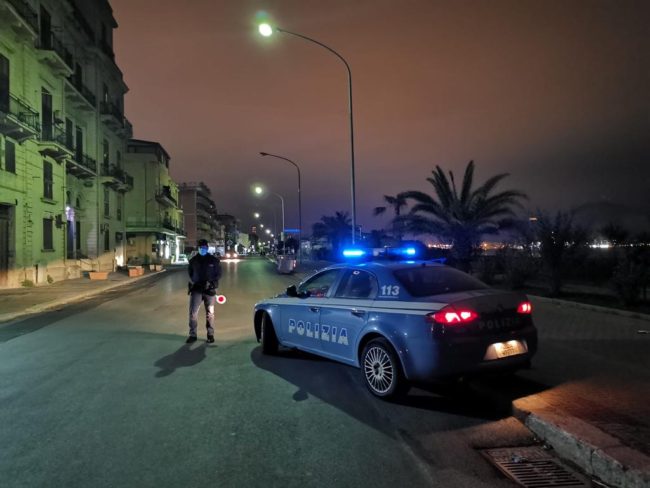 Tre vecchi amici in auto, alla ricerca di un bar aperto: due sanzioni e un arresto