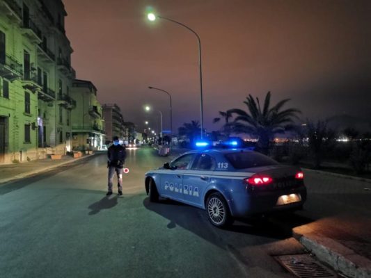 Tre vecchi amici in auto, alla ricerca di un bar aperto: due sanzioni e un arresto