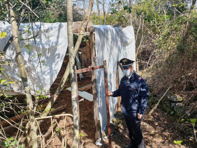 Creano un rifugio abusivo nelle campagne di Acireale per trascorrere la Pasqua, fermati due giovani
