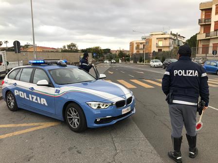 Catania, tenta “truffa dello specchietto” e ruba cellulare: arrestato e sanzionato 24enne