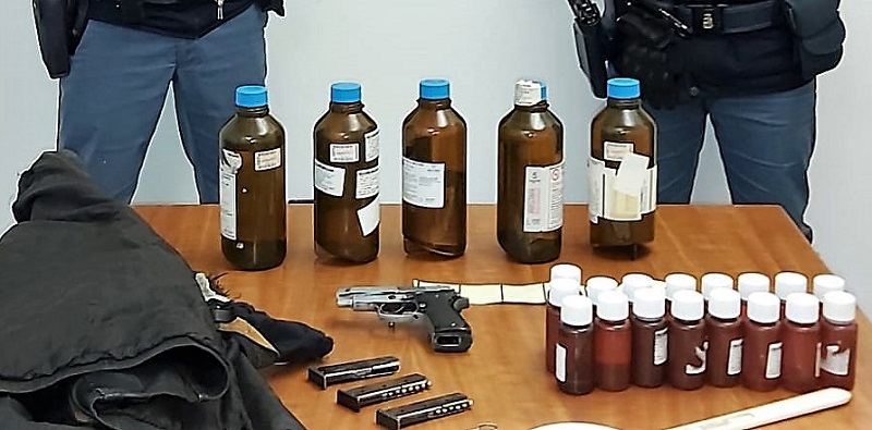 Arma clandestina, caricatori, munizioni e oltre 5 litri di metadone: arrestato Arturo La Rizza Arma clandestina, caricatori, munizioni e oltre 5 litri di metadone: arrestato Arturo La Rizza
