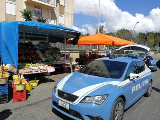 Vendita abusiva di ortaggi e frutta in strada: nei guai padre e figlio, distrutti 1.600 chili di cibo