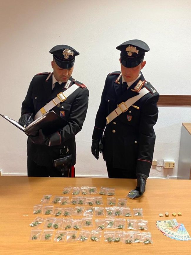 Atteggiamenti e “vendite” sospette, marijuana ceduta sotto gli occhi dei carabinieri: arrestato pusher