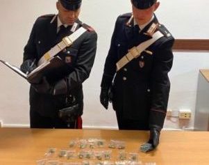 Atteggiamenti e “vendite” sospette, marijuana ceduta sotto gli occhi dei carabinieri: arrestato pusher