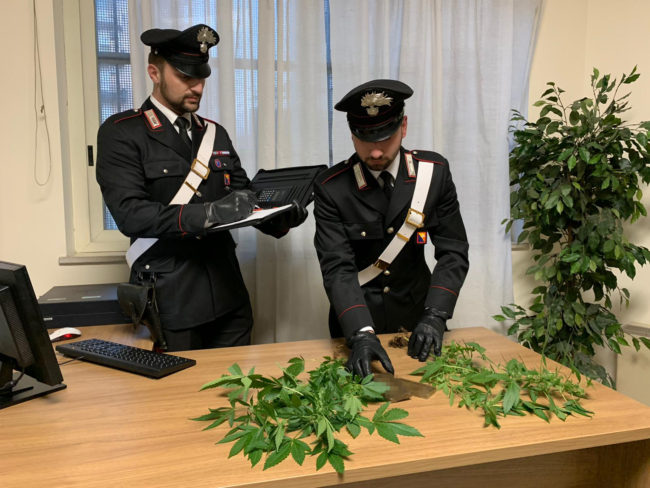 I militari lo fermano a bordo della sua auto e lo trovano con hashish: arrestato 27enne