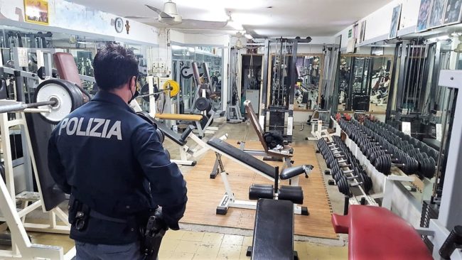 Allestisce palestra abusiva per gli amici della zona: sanzionato 50enne