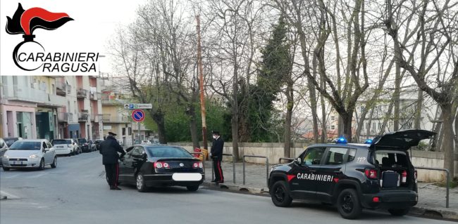 Ai domiciliari esce di casa per fare la spesa con un coltello da 36 centimetri: arrestato