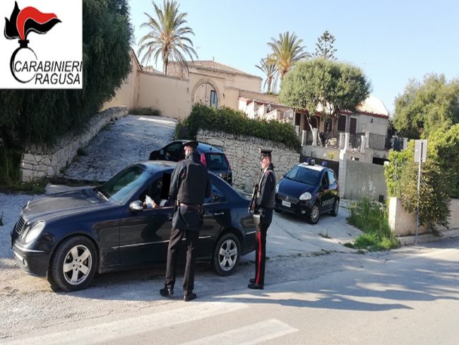 Dice di andare ad accudire il cane, ma i carabinieri lo trovano con marijuana: ai domiciliari 25enne