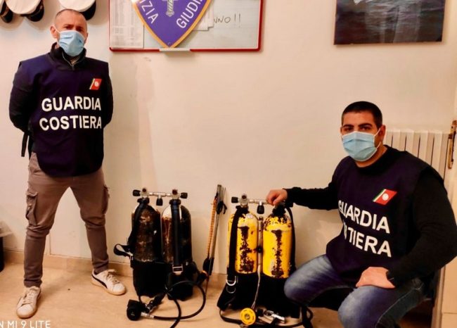 Andavano a pesca di notte: sanzionati pescatori subacquei in area marittima protetta