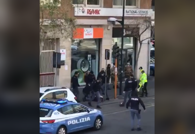 Catania, uomo va in escandescenza in viale Vittorio Veneto: diverse pattuglie lo accerchiano per fermarlo – VIDEO