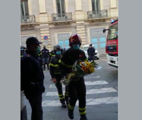 Commozione a Catania, vigili del fuoco rendono omaggio alla Polizia di Stato dopo la morte dell’agente Pasquale Apicella