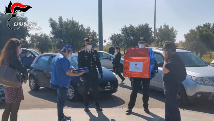 Catania, carabinieri consegnano uova pasquali ai bambini delle Pediatrie e colombe al personale
