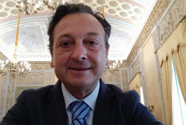 Sicilia, Forza Italia chiede l’apertura di barbieri e saloni di bellezza: “Necessario per contrastare il fenomeno dell’abusivismo”