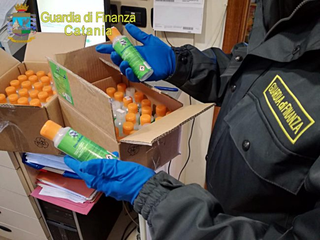 Migliaia di flaconi di gel detergente con etichette ingannevoli, denunciato commerciante all’ingrosso – FOTO