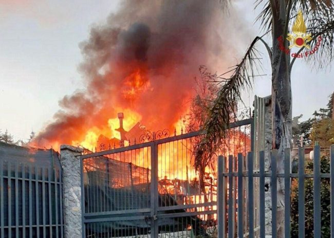 Panico in una villetta, fiamme invadono abitazione: diversi pompieri sul posto