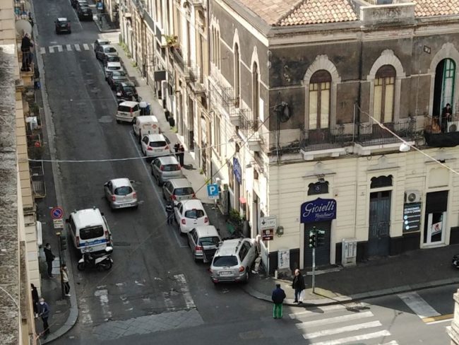 Catania, incidente all’incrocio tra via D’Annunzio e via Giuffrida: auto contro un muro
