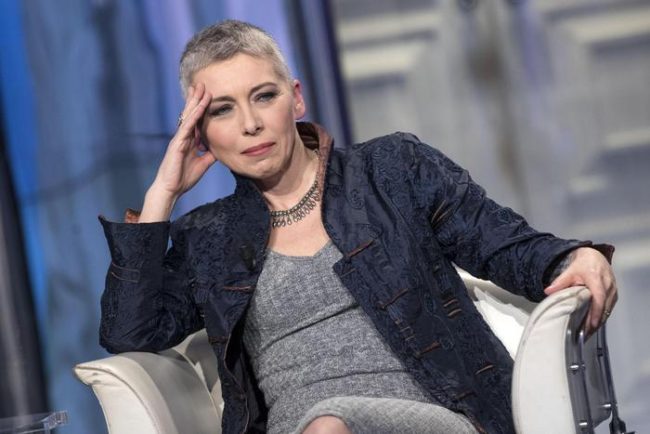 Frode in commercio, importazione e distribuzione di mascherine non a norma: indagata Irene Pivetti