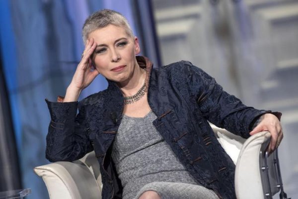 Frode in commercio, importazione e distribuzione di mascherine non a norma: indagata Irene Pivetti