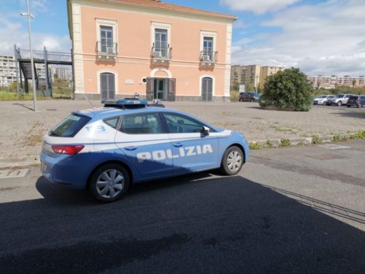 A Librino in auto con moglie e figlioletto in cerca di droga, partita a beach volley in viale Kennedy: scattano le sanzioni