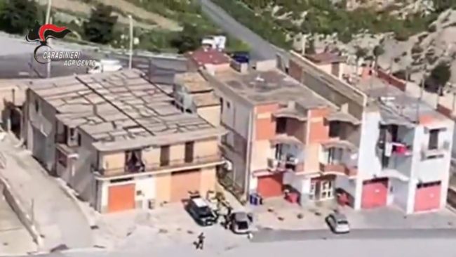 Coppia “corriere” di cocaina, lanciano droga dall’auto: arrestati un 33enne e una 23enne – VIDEO