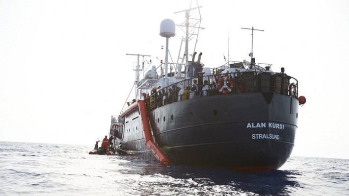 Quarantena in mare finita per i migranti della Rubattino: iniziato lo sbarco nel porto di Palermo