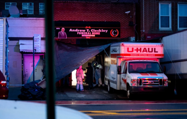 New York in ginocchio per il Coronavirus: scoperti oltre 100 cadaveri ammassati dentro camion