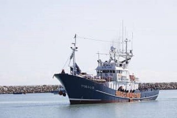 Migranti, nave spagnola Aita Mari sottoposta a fermo amministrativo: riscontrate diverse irregolarità