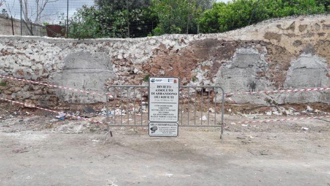 Cassonetti carichi di rifiuti, rimossi quelli di via Paruta