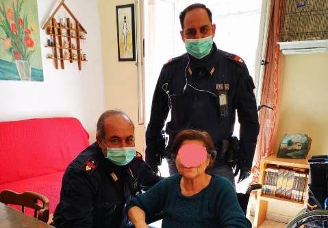 Solidarietà ai tempi del Coronavirus: due agenti portano la spesa a una signora in difficoltà Solidarietà ai tempi del Coronavirus: due agenti portano la spesa a una signora in difficoltà