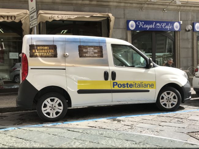 La postina scende per consegnare i pacchi, il ladro scappa via col furgoncino delle Poste Italiane