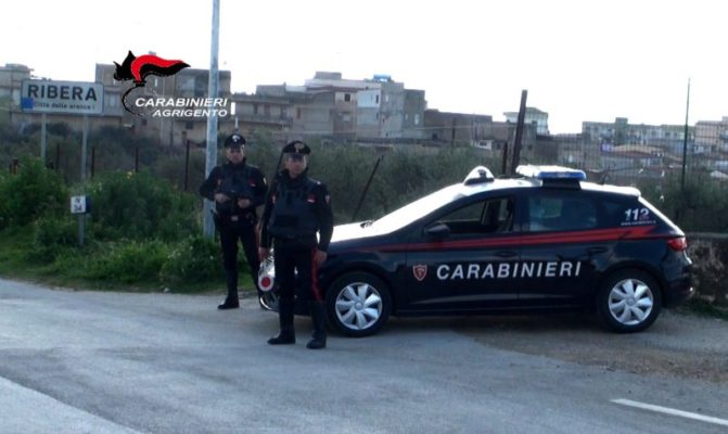 “Protetti” dal buio tentano di rubare auto: arrestato 32enne, complice in fuga
